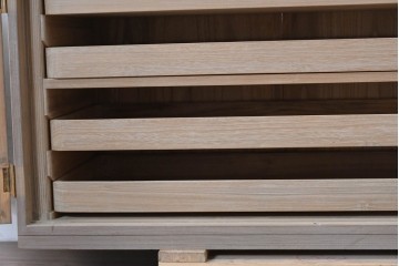 《天板取り付け加工費込み》　中古　国産職人手作り　並厚　繊細な透かし金具と房飾りが上品な総桐着物箪笥　(R-089623)