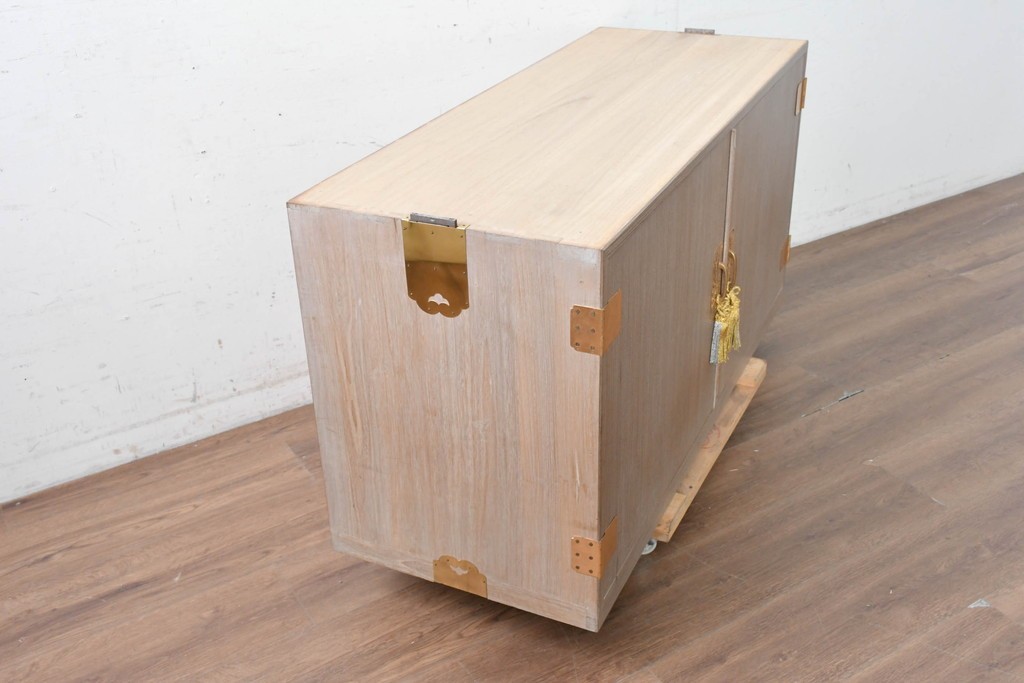 《天板取り付け加工費込み》　中古　国産職人手作り　並厚　繊細な透かし金具と房飾りが上品な総桐着物箪笥　(R-089623)
