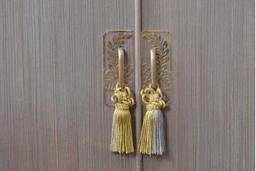 《天板取り付け加工費込み》　中古　国産職人手作り　並厚　繊細な透かし金具と房飾りが上品な総桐着物箪笥　(R-089623)