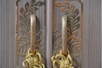 《天板取り付け加工費込み》　中古　国産職人手作り　並厚　繊細な透かし金具と房飾りが上品な総桐着物箪笥　(R-089623)