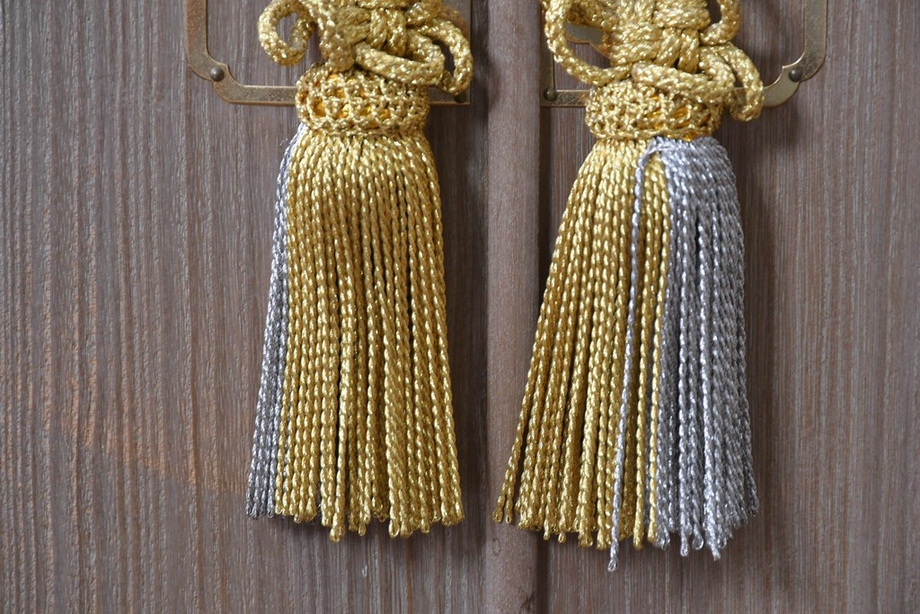 《天板取り付け加工費込み》　中古　国産職人手作り　並厚　繊細な透かし金具と房飾りが上品な総桐着物箪笥　(R-089623)