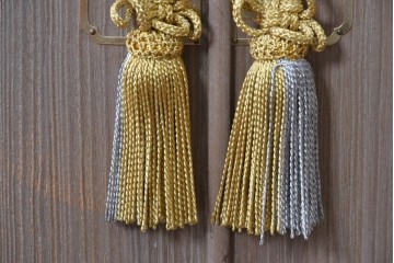 《天板取り付け加工費込み》　中古　国産職人手作り　並厚　繊細な透かし金具と房飾りが上品な総桐着物箪笥　(R-089623)