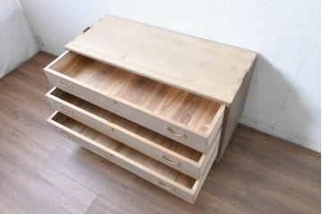 《天板取り付け加工費込み》　中古　国産職人手作り　並厚　桐の優しい色合いと金色の取っ手が上品な総桐箪笥　(R-089624)