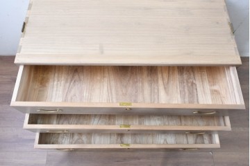 《天板取り付け加工費込み》　中古　国産職人手作り　並厚　桐の優しい色合いと金色の取っ手が上品な総桐箪笥　(R-089624)