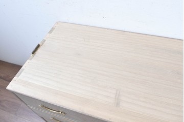 《天板取り付け加工費込み》　中古　国産職人手作り　並厚　桐の優しい色合いと金色の取っ手が上品な総桐箪笥　(R-089624)
