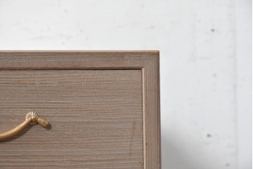 《天板取り付け加工費込み》　中古　国産職人手作り　並厚　桐の優しい色合いと金色の取っ手が上品な総桐箪笥　(R-089624)