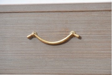 《天板取り付け加工費込み》　中古　国産職人手作り　並厚　桐の優しい色合いと金色の取っ手が上品な総桐箪笥　(R-089624)