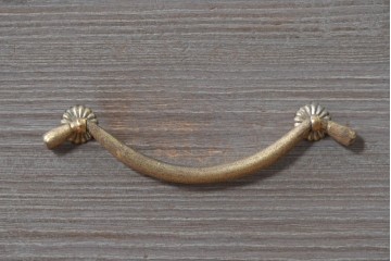 《天板取り付け加工費込み》　中古　国産職人手作り　並厚　桐の優しい色合いと金色の取っ手が上品な総桐箪笥　(R-089624)