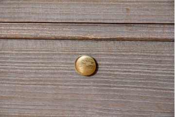 《天板取り付け加工費込み》　中古　国産職人手作り　並厚　桐の優しい色合いと金色の取っ手が上品な総桐箪笥　(R-089624)