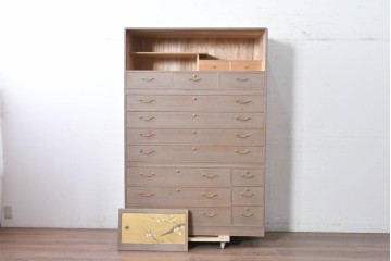 中古　国産職人手作り　並厚　金地に梅花と小鳥の図が華やかさを添える総桐箪笥　(R-089625)