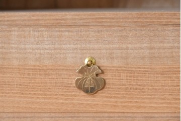 中古　国産職人手作り　並厚　金地に梅花と小鳥の図が華やかさを添える総桐箪笥　(R-089625)