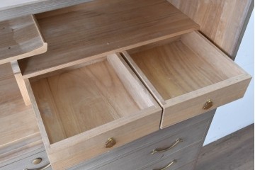 中古　国産職人手作り　並厚　金地に梅花と小鳥の図が華やかさを添える総桐箪笥　(R-089625)