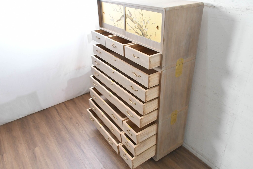 中古　国産職人手作り　並厚　金地に梅花と小鳥の図が華やかさを添える総桐箪笥　(R-089625)
