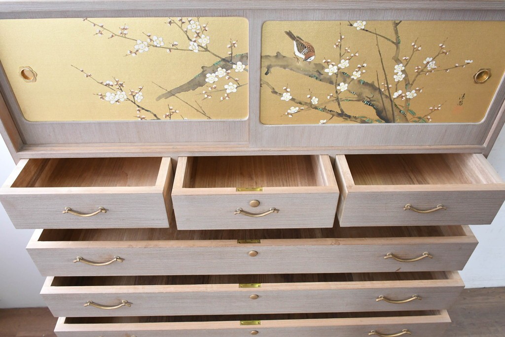 中古　国産職人手作り　並厚　金地に梅花と小鳥の図が華やかさを添える総桐箪笥　(R-089625)