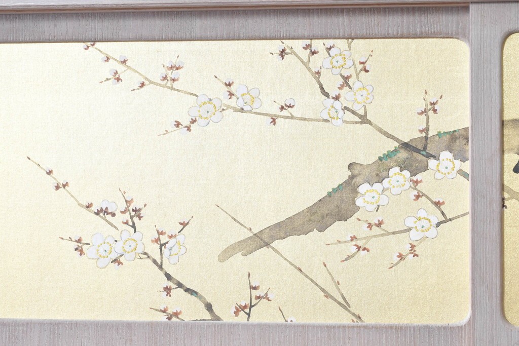 中古　国産職人手作り　並厚　金地に梅花と小鳥の図が華やかさを添える総桐箪笥　(R-089625)
