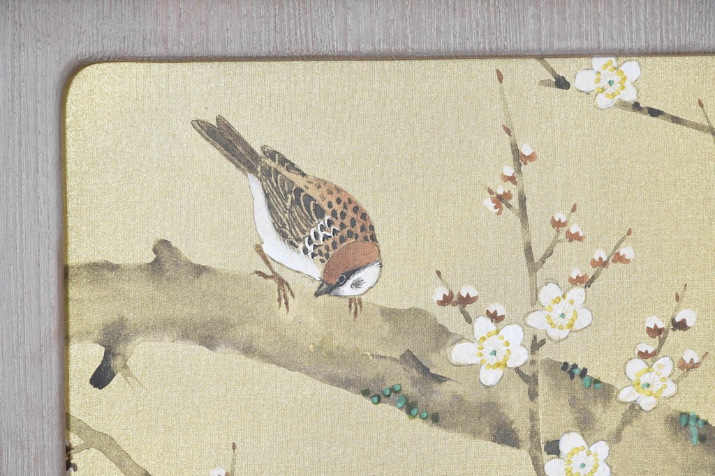 中古　国産職人手作り　並厚　金地に梅花と小鳥の図が華やかさを添える総桐箪笥　(R-089625)