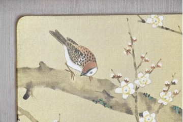 中古　国産職人手作り　並厚　金地に梅花と小鳥の図が華やかさを添える総桐箪笥　(R-089625)