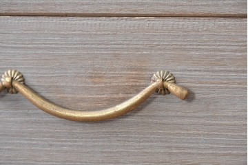 中古　国産職人手作り　並厚　金地に梅花と小鳥の図が華やかさを添える総桐箪笥　(R-089625)