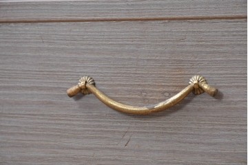 中古　国産職人手作り　並厚　金地に梅花と小鳥の図が華やかさを添える総桐箪笥　(R-089625)