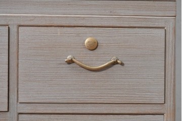 中古　国産職人手作り　並厚　金地に梅花と小鳥の図が華やかさを添える総桐箪笥　(R-089625)