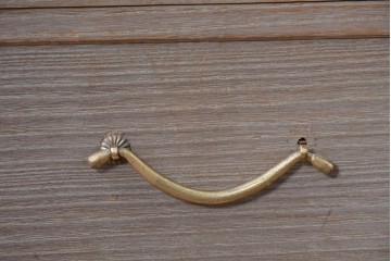 中古　国産職人手作り　並厚　金地に梅花と小鳥の図が華やかさを添える総桐箪笥　(R-089625)