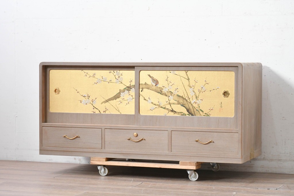 中古　国産職人手作り　総桐材　並厚　梅花に小鳥の図が上品なローボード　(R-089626)