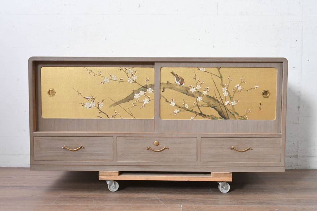 中古　国産職人手作り　総桐材　並厚　梅花に小鳥の図が上品なローボード　(R-089626)