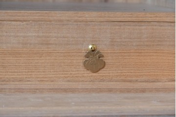 中古　国産職人手作り　総桐材　並厚　梅花に小鳥の図が上品なローボード　(R-089626)