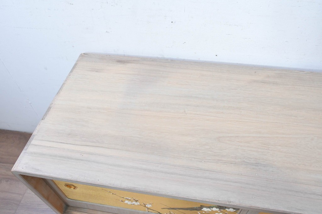 中古　国産職人手作り　総桐材　並厚　梅花に小鳥の図が上品なローボード　(R-089626)