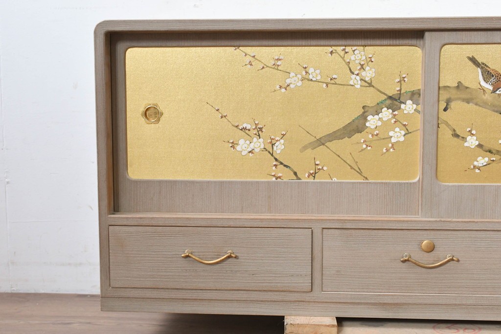 中古　国産職人手作り　総桐材　並厚　梅花に小鳥の図が上品なローボード　(R-089626)