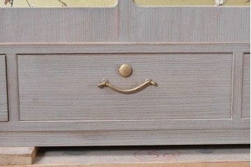 中古　国産職人手作り　総桐材　並厚　梅花に小鳥の図が上品なローボード　(R-089626)