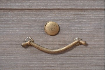 中古　国産職人手作り　総桐材　並厚　梅花に小鳥の図が上品なローボード　(R-089626)