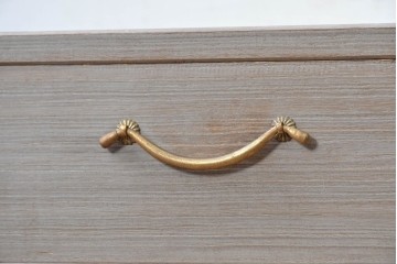 《天板取り付け加工費込み》　中古　国産職人手作り　並厚　金色の取っ手がアクセントの総桐箪笥　(R-089627)