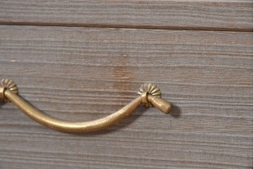 《天板取り付け加工費込み》　中古　国産職人手作り　並厚　金色の取っ手がアクセントの総桐箪笥　(R-089627)