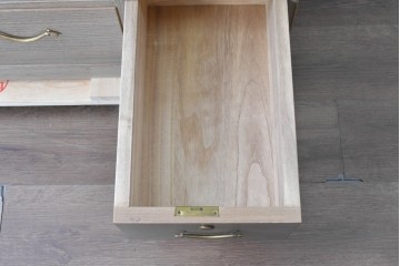 《天板取り付け加工費込み》　中古　国産職人手作り　並厚　大小6杯の引き出しを備えた総桐箪笥　(R-089628)