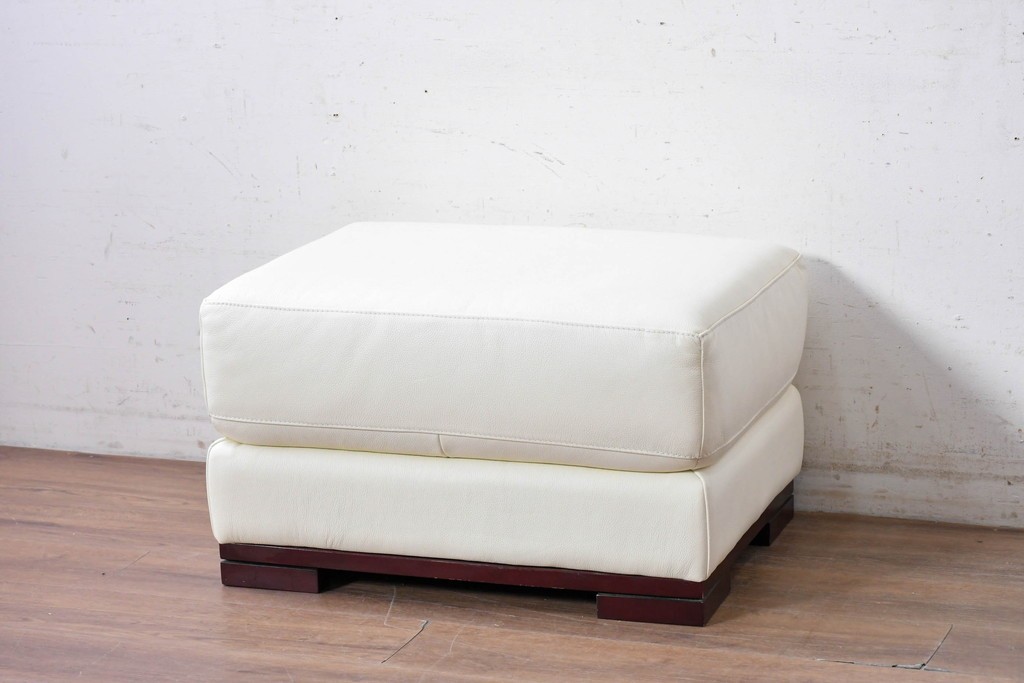 中古　IDC大塚家具　L/Sシリーズ　本革　すっきりとしたホワイトカラーのオットマン　定価約7万円　(R-089636)