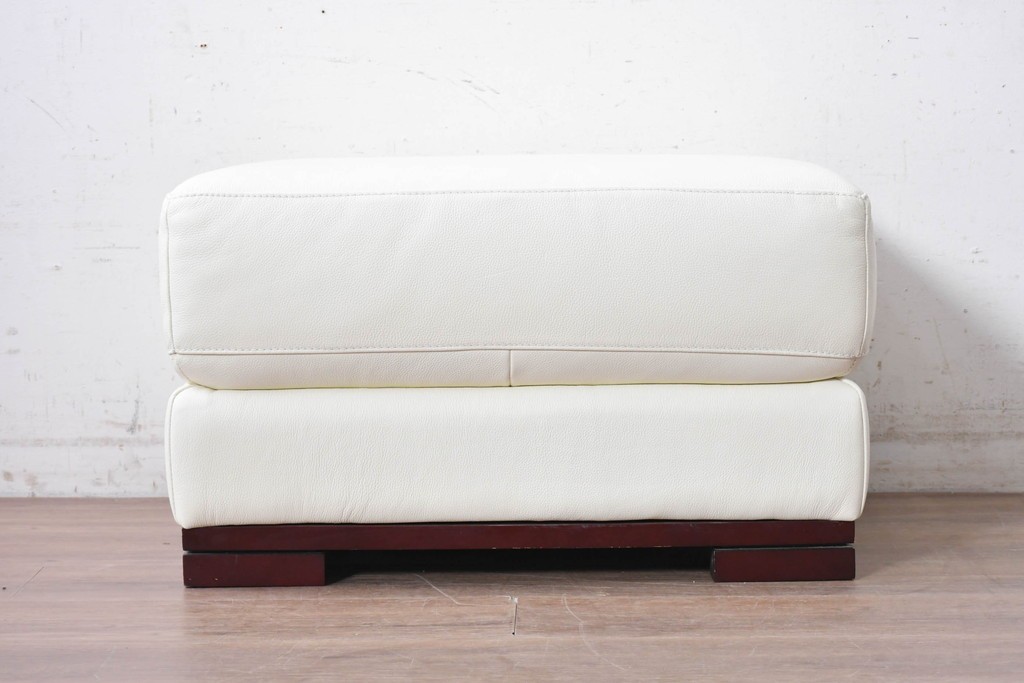 中古　IDC大塚家具　L/Sシリーズ　本革　すっきりとしたホワイトカラーのオットマン　定価約7万円　(R-089636)