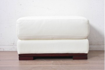 中古　IDC大塚家具　L/Sシリーズ　本革　すっきりとしたホワイトカラーのオットマン　定価約7万円　(R-089636)