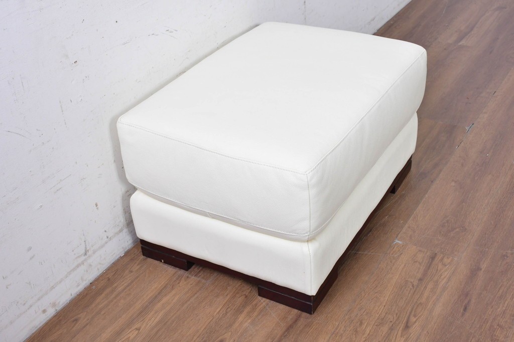 中古　IDC大塚家具　L/Sシリーズ　本革　すっきりとしたホワイトカラーのオットマン　定価約7万円　(R-089636)