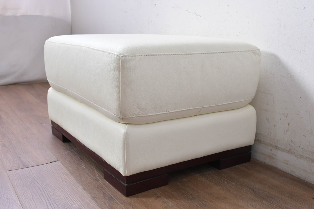 中古　IDC大塚家具　L/Sシリーズ　本革　すっきりとしたホワイトカラーのオットマン　定価約7万円　(R-089636)