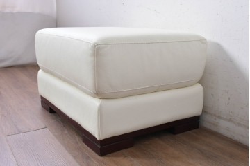 中古　IDC大塚家具　L/Sシリーズ　本革　すっきりとしたホワイトカラーのオットマン　定価約7万円　(R-089636)