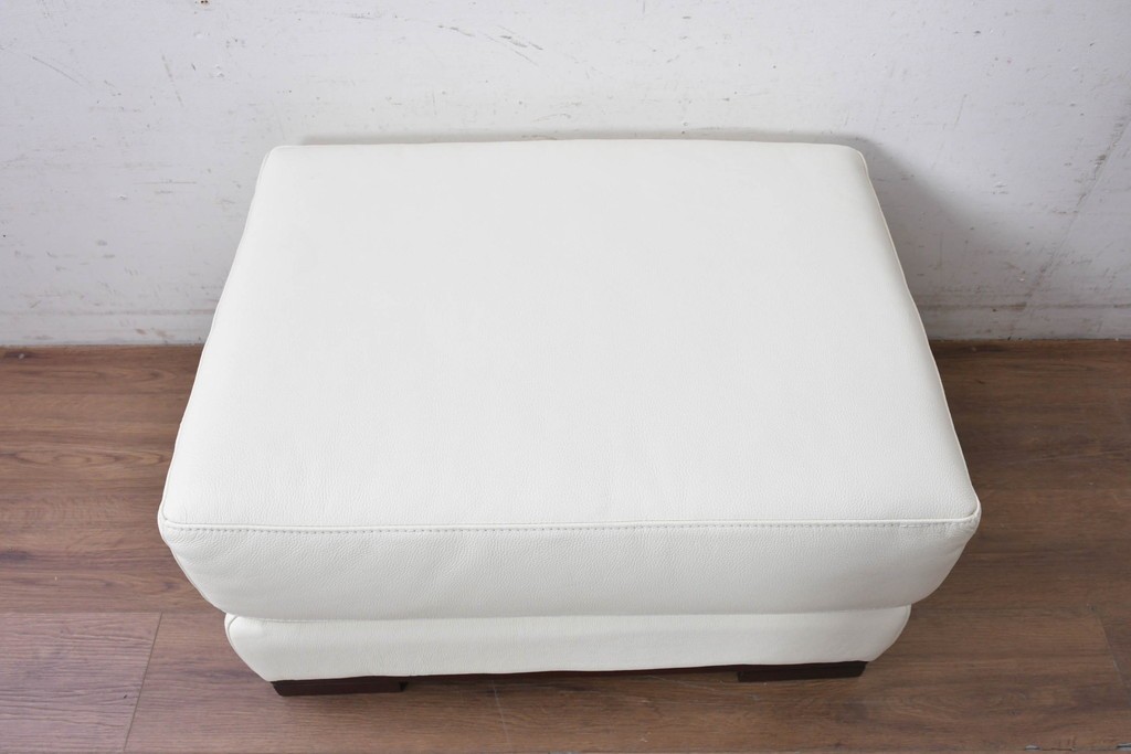 中古　IDC大塚家具　L/Sシリーズ　本革　すっきりとしたホワイトカラーのオットマン　定価約7万円　(R-089636)