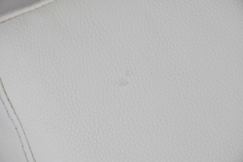 中古　IDC大塚家具　L/Sシリーズ　本革　すっきりとしたホワイトカラーのオットマン　定価約7万円　(R-089636)