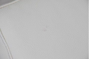 中古　IDC大塚家具　L/Sシリーズ　本革　すっきりとしたホワイトカラーのオットマン　定価約7万円　(R-089636)