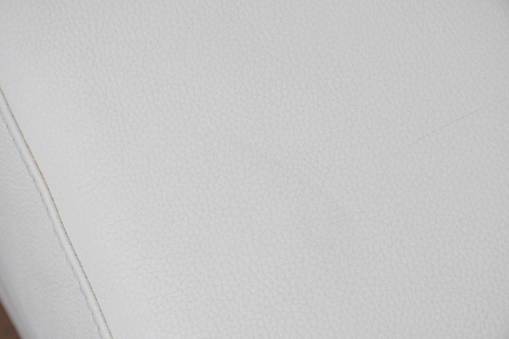 中古　IDC大塚家具　L/Sシリーズ　本革　すっきりとしたホワイトカラーのオットマン　定価約7万円　(R-089636)