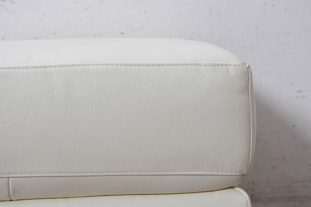 中古　IDC大塚家具　L/Sシリーズ　本革　すっきりとしたホワイトカラーのオットマン　定価約7万円　(R-089636)
