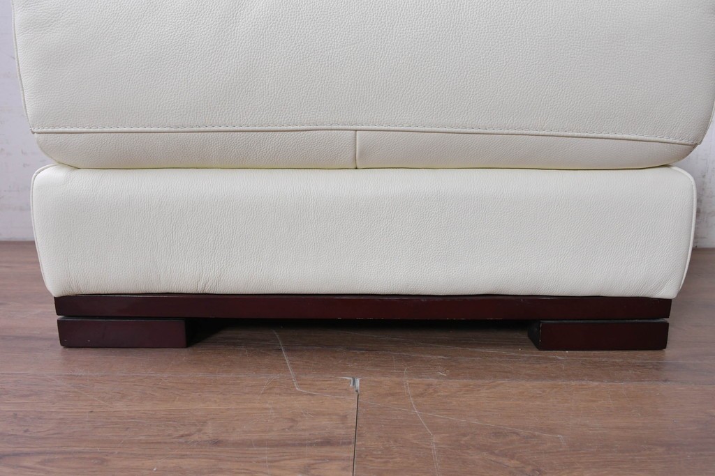 中古　IDC大塚家具　L/Sシリーズ　本革　すっきりとしたホワイトカラーのオットマン　定価約7万円　(R-089636)