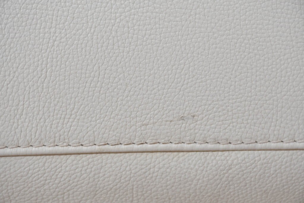 中古　IDC大塚家具　L/Sシリーズ　本革　すっきりとしたホワイトカラーのオットマン　定価約7万円　(R-089636)
