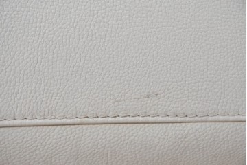 中古　IDC大塚家具　L/Sシリーズ　本革　すっきりとしたホワイトカラーのオットマン　定価約7万円　(R-089636)