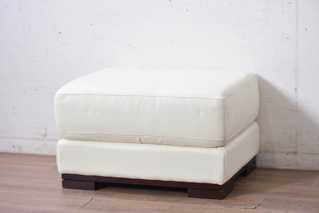 中古　IDC大塚家具　L/Sシリーズ　本革　すっきりとしたホワイトカラーのオットマン　定価約7万円　(R-089637)